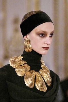 Haute Couture Jewelry, Dope Jewelry Accessories, Avant Garde Jewelry, Fall 2023 Ready To Wear, 2023 Ready To Wear Collection, Elsa Schiaparelli, 2023 Ready To Wear, Couture Jewelry, Chatelaine