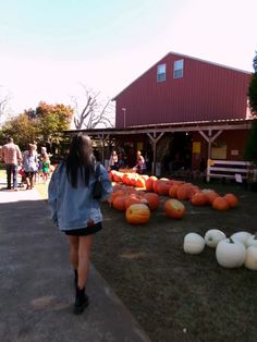 Fall, aesthetic, fall activities, pumpkins, pumpkin patch, farm, photo inspo, picture inspo, ig inspo, outfit inspo Alt Pumpkin Patch Outfit, Pumpkin Patch Outfits Hot Weather, Pumpkin Patch Fit Ideas, Pumpkin Patch Aesthetic Pictures, Fall Aesthetic Pumpkin Patch, Pumpkin Patch Outfit Pregnant, Pumpkin Patch Outfit 2024, Fall Farm Outfit