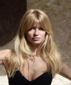 Straight Bangs With Curtain Bangs, 60s Long Hair With Bangs, 60s Womens Hair, Goldie Hawn Hair 70s, French Waves Hair, Models With Bangs, Blonde Balayage Shag, 70s Bangs Long Hair, Shag Hairstyles Long Straight