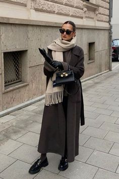 Elegant outfit for fall and winter with brown coat #coat #winter #fall #autumn #outfitstyle Milan Style Winter, Nordic Style Fashion, Brown Coat Outfit, Business Professional Outfits, Scarf Outfit, Scandinavian Fashion, Corporate Outfits, Outfits Winter, Coat Outfits