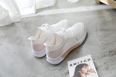 Weiße atmungsaktive Mesh-Sportsneaker für Damen


 Sommer Frauen Schuhe Mesh Licht Atmungsaktive Frauen Turnschuhe Wohnungen Casual Weibliche Trainer Wanderschuhe Zapatillas Mujer


 SPEZIFIKATIONEN


 Obermaterial: PU


 Absatzhöhe: Niedrig (1 cm–3 cm).


 Schuhtyp: Andere


 Modeelement: Licht


 Abteilungsname: Erwachsene


 Jahreszeit: Sommer


 Modellnummer: LHA014


 Mustertyp: einfarbig


 Einlegesohlenmaterial: EVA


 Passform: Fällt der Größe entsprechend aus, nehmen Sie Ihre normale G Female Trainers, Basket Sport, Performance Training, Mens Cardigan Sweater, Hoodies Mens, High Quality Shoes, Womens Blazers, Blazers For Men, Sport Sneakers