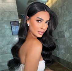 Blowout Hairstyles For Wedding, Black Hair Formal Hairstyles, Big Earings Hairstyle Long Hair, Formal Wavy Hair, Hollywood Wavy Hair, Elegant Curls Wedding, Bridesmaid Glam Hair, Bride Hairstyle 2023, Kim Kardashian Bridal Hair