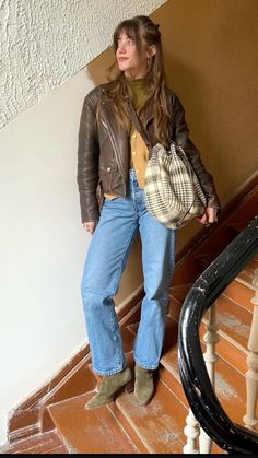 Womens Brown Leather Jacket Outfit, Light Brown Leather Jacket Outfit, Brown Leather Jacket Outfits Women, Tan Leather Jacket Outfit, Womens Brown Leather Jacket, Brown Jacket Outfit, 90s J Crew, Ootd Office, Brown Leather Jacket Outfit