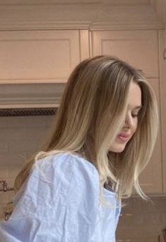 Taupe Blonde Hair, Growing Out Blonde, Half Blonde Hair, Blonde Color Ideas, Sydney Sweeney Hair, Sleek Blonde Hair, Scandi Hairline, French Blonde, Sombre Blonde