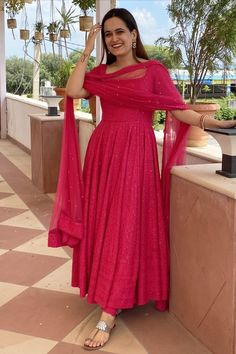 Pink Chikankari Suit, Kurti Designing, Lawn Kurti, Red Anarkali, Suit Indian, Indian Suit, Trendy Outfits Indian, Long Gown Design, Lucknowi Chikankari