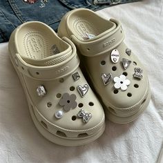 Crocs Decor Ideas, Crocs Decorations, Jibbitz Crocs Ideas, Croc Jibbitz Ideas, Crocs Diy, Halloween Crocs, Crocs With Charms, Cross Shoes, Charms For Crocs