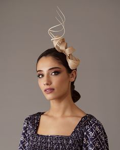 Beige bow fascinator with feathers. The small beige fascinator has been decorated with a bow and three ivory feathers. It is a small fascinator in neutral colors that combines perfectly with any dress. It is a very useful bow headpiece that you can have as "wardrobe" to use on any special Occasion like weddings, Ascot races, cocktails, Tea Party, Polo Cup, Horse races, Derby day... As it is decorated with elongated feathers, it makes this simple headdress stow the figure giving height and comple Evening Fascinator With Satin Bow For Royal Ascot, Elegant Party Fascinator With Satin Bow, Beige Headpiece For Kentucky Derby Event, Summer Party Hair Accessory With Decorative Bow, Royal Ascot Formal Fascinator With Satin Bow, Chic Cream Headpiece For Party, Cream Fitted Headband For Party, Elegant Beige Hair Accessories For Summer, Elegant Beige Summer Hair Accessories