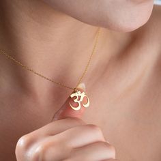 Le collier en or Dainty Ohm, que nous fabriquons en argent sterling, sera un excellent cadeau pour elle. Lors de la commande, veuillez choisir l'une des couleurs de notre liste. Le collier ohm en argent a toujours été le cadeau le plus apprécié des femmes. Nous fabriquons nos colliers avec un travail manuel de première qualité. Le collier ohm en argent peut également être porté par les personnes ayant la peau sensible et les bébés. Collier Ohm en argent sterling ne jaunira pas et ne pâlira jamai Om Necklace Silver, Ohm Necklace, Ohm Pendant, Om Necklace, Handwriting Gifts, Yoga Necklace, Pendant For Women, Everyday Necklace, Stylish Gifts