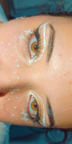 White eyeliner Eyeliner Idea, White Eyeliner Looks, White Mascara, White Eye Makeup, White Eyeliner Makeup, Vegas Makeup, Angel Makeup, White Eyeshadow