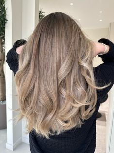 Balayage blond beige, brushing. Beige Blond Hair, Blonde For Fair Skin, Mousy Brown Hair Balayage, Sandy Brown Balayage, Balayage Blond Beige, Beige Blonde Hair Balayage, Beige Balayage