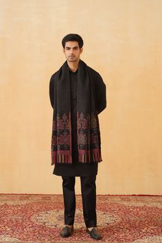 Upgrade your style with the Black Classic Motif Shawl for Men. This black shawl for men features elegant motifs, perfect for any occasion. Kurta Shawl Men, Traditional Outfit For Men Indian, Men’s Traditional Wear, Winter Wedding Outfit Men, Shawl Outfit Men, Ethnic Outfits For Men, Shawl Outfit Ideas, Casual Wedding Outfit Men