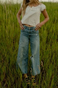 Jeans Outfit Senior Pictures, Grad Photo Outfit Ideas, Utah Senior Photos, Downtown City Senior Picture Ideas, Artsy Senior Pictures, Hippie Senior Pictures, Casual Senior Picture Outfits, Senior Picture Ideas Outfits, Senior Photos Outfits