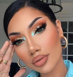 Quer aprender a fazer essa make maravilhosa e muitas outras? Vai no link da bio 😍 #make #tutorial #maquiagem #makeprofissional Machiaj Smokey Eyes, Blue Eyeshadow Makeup, Shadow Tutorial, Maquillage Yeux Cut Crease, Drag Make-up, Make Up Inspiration, Eye Makeup Pictures, Smink Inspiration, Dope Makeup