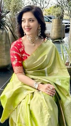 Green Sarees Contrast Blouse, V Neck Pattu Blouse, Neck Designs For Pattu Blouse, Back Neck Designs For Pattu Blouses, Pattu Blouse Models, Blouse Design Pattu Saree, Big Border Blouse Designs, Front Neck Designs For Blouse, Boat Neck Blouse Designs Back