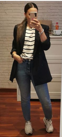 Black Jeans Business Outfit, Fall Fashion 2024 Women 30s, Blazer Office Outfits Women, Outfit Blazer Azul Marino, Blazers For Women Outfits Casual, Outfits Con Jeans Y Tenis, Outfit Informal, Outfits Gorditas, Outfit Blazer