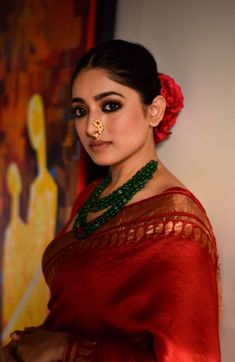 Bengali Saree Look Simple, Red Saree Eye Makeup Look, Red Saree Makeup Look, Jewellery On Red Saree, Bengali Saree Look, Bengali Makeup Look Simple, Bengali Saree Makeup Look, Red Sari Makeup Look, Bengali Bridal Makeup