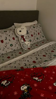 #snoopy #bedroomdecorideas #christmas #bedding Snoopy Christmas Bedding, Snoopy Bedroom Ideas, Snoopy Room Decor, Snoopy Bed, Snoopy Christmas Aesthetic, Christmas Themed Room, Snoopy Bedroom, Snoopy Room, Snoopy Blanket