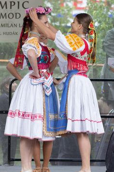 Folklór má svoje veľké zastúpenie vo Zvolene a veľakrát sú ich vystúpenia pastva pre oči a samozrejme nemohli chýbať ani na oslavách 770. výročia mesta Zvolen. Slovakian Culture, Slovak Folklore, Ethnic Beauty, Folk Dress, Folk Dresses, Central Europe, Bratislava, Folk Costume, Traditional Dress