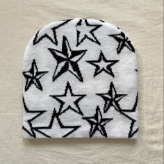 Y2k 2000s Grunge Punk White And Black Star Design Beanie These Beanies Are Unisex! Super Soft And Cozy Brand New Grunge Wishlist, Gorros Aesthetic, Grunge Hats, Y2k Hats, Star Beanie, Y2k Beanie, Cool Beanies, Acubi Fashion, Red Sox Hat