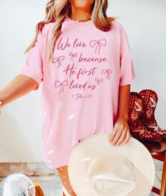 This is a high quality Comfort Colors tshirt with a super cute and trendy faith based design for Christian girls! This tee has a relaxed fit and a soft, lived-in feel you're going to love! Size up for an oversized trendy look and please refer to our size chart before ordering! Also available as a crewneck: https://goldenlighttees.etsy.com/listing/1730926653 We do direct-to-garment printing on our items. DTG is a process in which pigmented water-based inks are applied to the garment's surface and Coquette Clothes, 1 John 4 19, 1 John 4, Comfort Colors Tshirt, Bow Top, John 4, Aesthetic Coquette, Aesthetic T Shirts, Comfort Colors Shirt