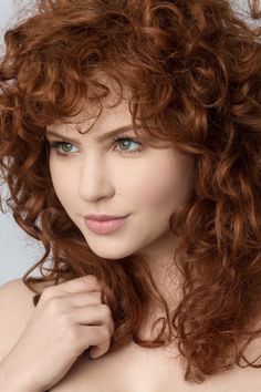 Red Curly Hair Green Eyes, Scottish Red Hair, Curly Ginger Hair, Women With Curly Hair, Redhead Baby, Irish Red Hair Natural Redhead, Metalhead Girl, Red Hair Medieval Woman