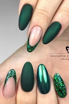 Green Chrome Nails 2023 Holiday Nail Trends, Green Inspired Nails, Green Dress Nails, Christmas Nails Chrome, Green Chrome Nails, Green Nails Ideas, Chipped Nails, Manicure Monday, Nail 2024