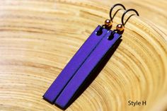 These medium-sized purple dangle earrings are a great casual accessory.  Purple enamel on a rounded square copper base, they have a cool retro look. They're a medium purple, about 1 inch across, and great for when you want a low-key but not boring accessory.  The edges of the earring are black, the back is a matte brushed copper. **I'm happy to sell Single or Mismatched earrings - just message me Size: Total length from top of earwire is 1 1/4inches (about 32mm) Diamond is 3/4 inch a side (19mm) Handmade Minimalist Purple Earrings, Minimalist Purple Earrings With Ear Wire, Trendy Purple Earrings For Everyday Wear, Purple Dangle Earrings, Retro Earrings, Brushed Copper, Rounded Square, Retro Earring, Choose Your Style