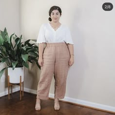 Linen Trousers Outfit Plus Size, Smart Casual Work Outfit Plus Size, Plus Size Neutral Outfit, Medium Size Outfits, Outfits For Midsize, Uniqlo Women Outfit, Chubby Girl Outfits, Plus Size Ootd, Casual Weekend Style