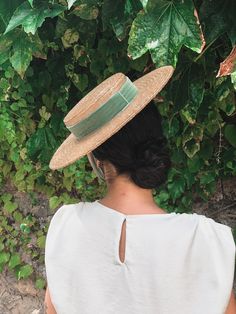 Straw Canotier hat inspired by the style of 1900 . This beautiful hat is ideal for any occasion. An elegant hat for weddings, social events, horse races and summer parties. *Design : This hat is made with high quality materials , using traditional millinery tecniques. all our hats are hand sewn and so each hat is unique. Made of natural hand-woven straw. All our pieces are made in a unique way as they are sewn by hand. The natural straw usually has a slight difference in color between them, as w Vintage Boater Hat With Short Brim For Wedding, Fitted Vintage Boater Hat For Garden Party, Vintage Green Hat For Wedding, Vintage Green Wedding Hat, Straw Hat Outfit, Canotier Hat, Straw Hats Outfit, Velvet Ribbon Wedding, Green Velvet Ribbon