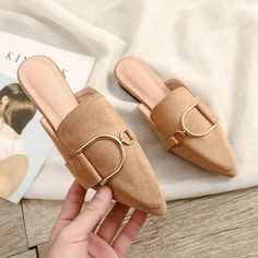 Spring designer woman mules platform slippers Spring Flats, Casual Slip On Shoes, Designer Slippers, Women's Mules, Platform Slippers, Street Look, Looks Chic, Slipper Sandals, Spring Shoes