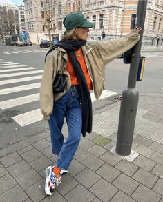 Sweden Street Style, Scandinavian Outfit, Outfit Links, Copenhagen Street Style, Looks Jeans, Transition Outfits, Taking Over The World, Street Style Winter, Outfit Inspiration Fall