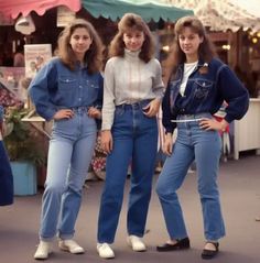 I'm here to tell you about the history of mom jeans and their comeback. So, if you want to learn more about the history of mom jeans and the trend's resurgence, keep reading. Retro Jeans Vintage, 1980s Jeans Outfit, Retro Mom Outfits, 1980s Mom Fashion, 80s Mom Fashion, 90s Retro Aesthetic Outfits, Denim 90s Outfit, Jeans And Denim Outfit, 90s Mom Jeans Outfit