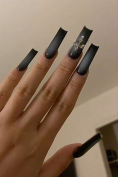 Black Baddie Acrylic Nails, Black Acrylics Nails, Dramatic Prom Nails, Black And Silver Aura Nails, Nail Spa Aesthetic, Dark Baddie Nails, G59 Nails Acrylic, G59 Nail Ideas, Black Nail Sets Acrylic