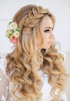 ❤ Remy Clips - Clip-in Remy Human Hair. 18 to 24 inches long, up to 360 grams of hair. 15 colors. See our entire line of quality Grade 5A and 6A+ hair extensions. www.remyclips.com Flowers In Her Hair, Best Wedding Hairstyles, Wedding Hair Down, Wedding Hair And Makeup, Gorgeous Hair, Hair Designs, Bridesmaid Hair, Prom Hair, Pretty Hairstyles