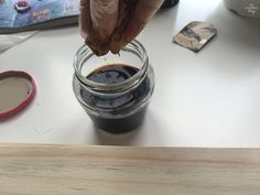 ¿Te has preguntado alguna vez cómo teñir madera de una forma ecológica, sin productos químicos? Este tutorial te guiará en el proceso con unos pocos materiales como el vinagre y la lana de acero Farm Tables, Farm Table, Vinegar, Wood Signs