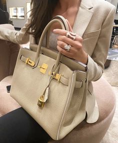 Mini Flap Bag Chanel, Minimalist Bags, Beige Instagram, Chanel Mini Flap Bag, Luxury Bags Collection, Hermes Kelly Bag, Cream Aesthetic, Bag Chanel, Kelly Bag