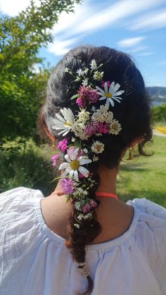 put flowers in my friends hair :D  #braid #flowers #flower #flowerbraid #summer #aesthetic Braiding Flowers In Hair, Long Hair With Flowers, Crazy Hairstyles, Flower Braid, Flower Braids, Flower Photoshoot, Friends Hair, Spring Hair