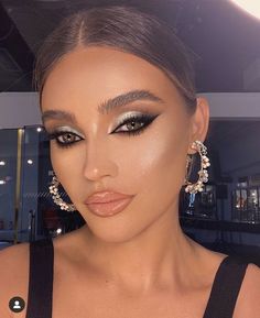 Black Matte Smokey Eye, Silver Makeup Wedding, Black And Silver Dress Makeup, Eyeshadow Makeup Silver, Silver Makeup Ideas For Prom, Prom Makeup For Black And Silver Dress, Silver Prom Eyeshadow, Makeup Looks For Silver Outfit, Silver Eye Shadow Makeup