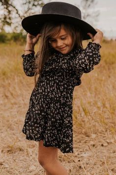 Black Flower Girl Dress, Little Dorrit, Party Dress Black, Fall Family Photo Outfits, Kid Fashion, Fall Dress Outfit, Clothing Outfits, Fall Outfit Ideas