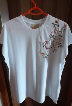 T-shirt, 100% Organic Cotton, Design and Embroidery by hand Embroidery By Hand, Womens Clothing Tops, Hand Embroidery, Organic Cotton, The 100, Bathing Beauties, Display Homes, Tops & Tees, Ships