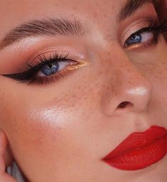 Maquillage On Fleek, Eye Makeup Looks, Beautiful Eye Makeup, Eye Makeup Designs, Winter Makeup, Makeup Eye Looks, Creative Eye Makeup, Glamour Makeup, Eye Makeup Art