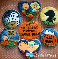 some cookies decorated to look like the characters from charlie brown are arranged in a circle