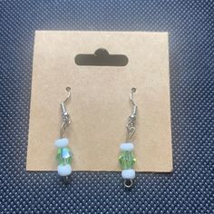 Pendientes Verde Claro con Blanco

¡Deleite a cualquier fashionista con estos impresionantes aretes de perla verde claro y cuentas blancas! Esta pieza excepcional seguramente agregará un poco de brillo a su colección de aretes. Asegúrate de no perderte esta combinación de perla verde claro y cuentas blancas para darle a tu conjunto una elegancia sin esfuerzo.

Material: Acero inoxidable

Color: perla verde claro con perlas blancas

Genero: Mujer

Tipo: Aretes pequeños, colgantes

Estilo: Informal

l Joyas de Osuna Green Dangle Pearl Earrings, Green Pearl Earrings As Gift, Green Pearl Dangle Earrings, Green Pearl Earrings For Gift, White Hypoallergenic Drop Crystal Earrings, Green Pearl Dangle Jewelry, Hypoallergenic Adjustable White Beaded Earrings, Green Pearl Drop Earrings As Gift, Green Pearl Drop Earrings For Gift