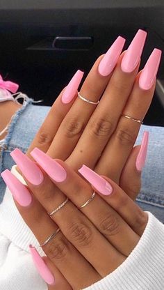 Unha comprida com design bailarina, lindo esmalte rosa chiclete. Clique e confira onde comprar esmaltes nos melhores preços  #unhas #naildesign #unhasperfeitas #unhaslindas Wedding Acrylic Nails, Nagellack Trends, Nails Yellow, Simple Acrylic Nails, Summer Acrylic Nails, Pink Nail