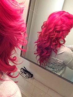 Curly Hot Pink Hair, Bright Pink Hair, Hot Pink Hair, Neon Hair, Dyed Hair Inspiration, Pretty Hair Color, Peinados Fáciles Para Cabello Corto, Hair Stylies, Haircut And Color