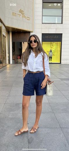 Daily Wear Accessories, Beige Shorts Outfits Women, Minimalist Casual Outfit, Linen Shorts Outfit, Looks Com Short, Holiday Outfits Summer, Casual Chic Summer, Elegant Outfit Classy