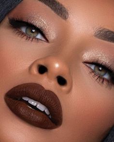 Eleve sua autoestima! Aprenda a se maquiar, sem desperdiçar dinheiro com produtos desnecessários! !!!CLIQUE NO LINK DO PERFIL!!! African Makeup, Giorgio Armani Beauty, Makeup For Black Skin, Makeup Samples, Brown Lipstick, Fall Makeup Looks, Dark Skin Makeup, Makeup For Black Women, Fall Makeup