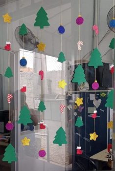 Christmas Decor Ideas For Kindergarten, Christmas Decorations For Daycare, Christmas Decor Ideas In School, Xmas School Decorations, Christmas Preschool Decorations, Christmas Classroom Window Decorations, Christmas Decor In Classroom, Christmas Decor Ideas Daycare, Christmas Decoration Preschool