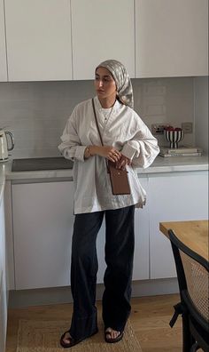 Hijabi Jorts Outfit, Modest Summer Outfits Muslim Casual, Modest Non Hijabi Outfits, Hijabi Linen Outfits, Summer Style Modest, Muslim Summer Outfits, Hijabi Outfits Casual Summer, Hijab Fashion Inspiration Summer 2024, Hijabi Neutral Outfits