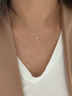 Pretty Dainty Necklaces, Chain Designs Gold Women Simple, Neck Chains Gold Simple, Chain Designs Gold Women, 14k Gold Butterfly Necklace, Necklaces Butterfly, Dainty Butterfly Necklace, Simple Gold Necklace, Gold Butterfly Necklace